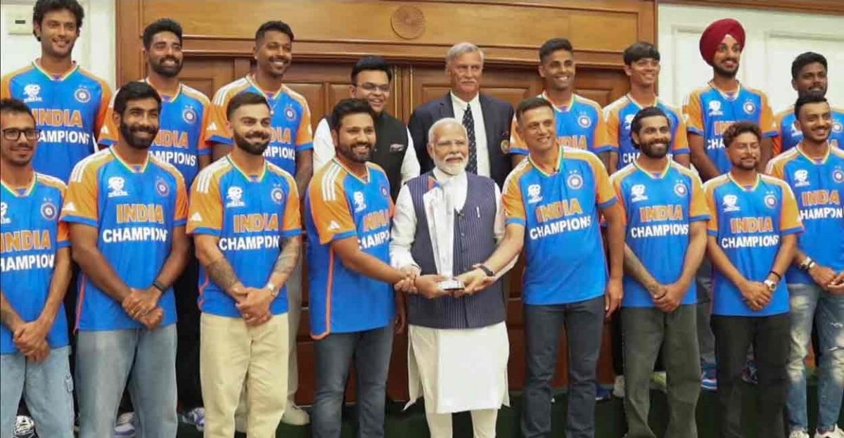 Indian Cricket Team Welcomed with Cheers after World Cup Win, Meet with PM Modi